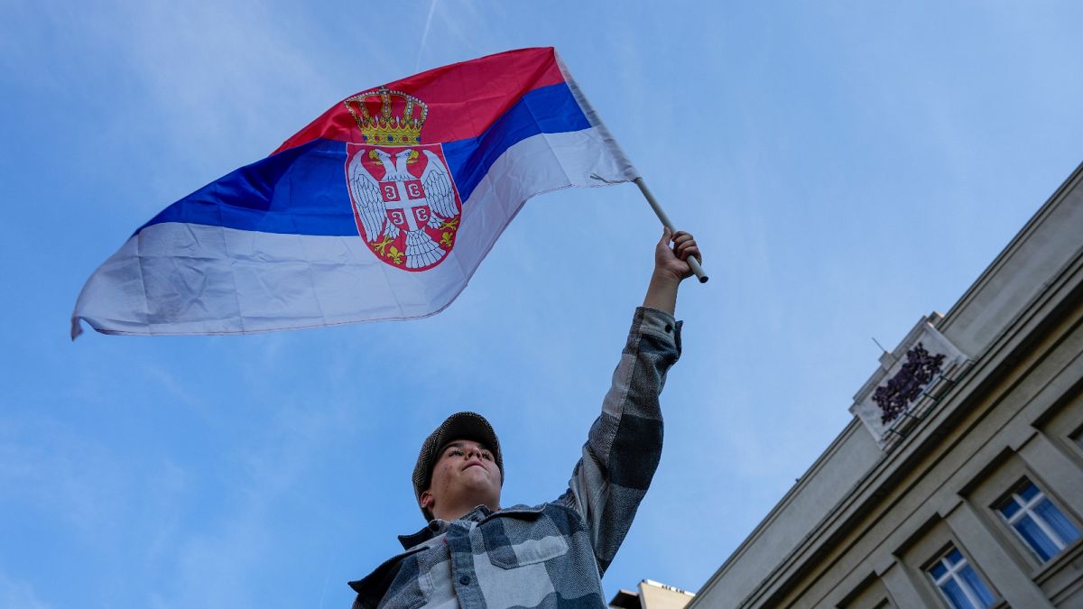 Szerbia az erőszak ellen; egy tüntető 2023 júniusában