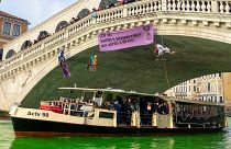 Activistas climáticos tiñen el Gran Canal de Venecia de verde.