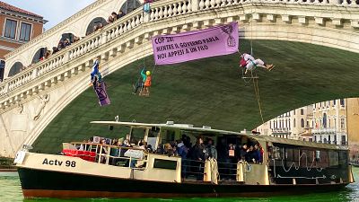 Activistas climáticos tiñen el Gran Canal de Venecia de verde.