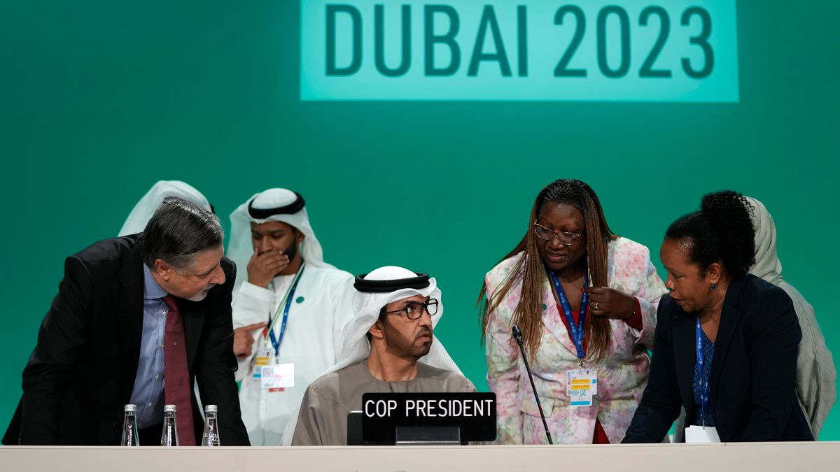 Le président de la COP28, Sultan al-Jaber, au centre, le samedi 9 décembre 2023, à Dubaï, aux Émirats arabes unis.