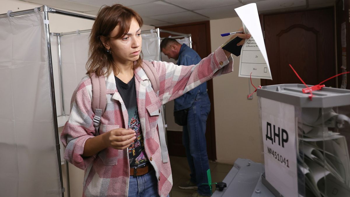 Une femme de la région de Donetsk vote dans un centre d'hébergement temporaire à Krasnodar, Russie, vendredi 23 septembre 2022.