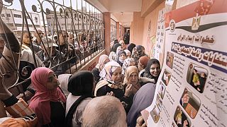 Un grupo de personas en un colegio electoral en Egipto.