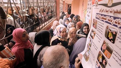 Eleitores egípcios organizam-se no Cairo para exercer o voto nas Presidenciais