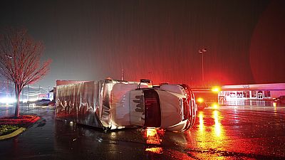 Vihar által felborított kamion Tennessee államban 2023. december 9-én
