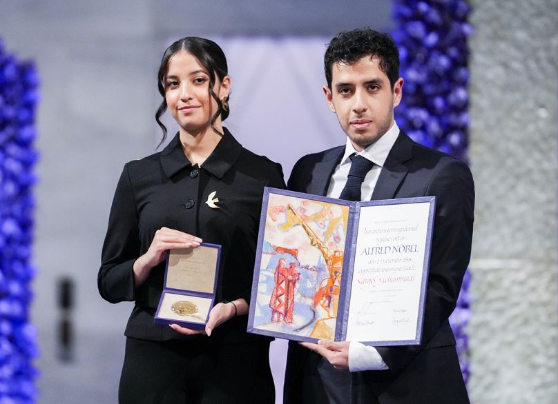 علی و کیانا رحمانی، فرزندان نرگس محمدی به هنگام دریافت جایزه به نیابت از مادرشان