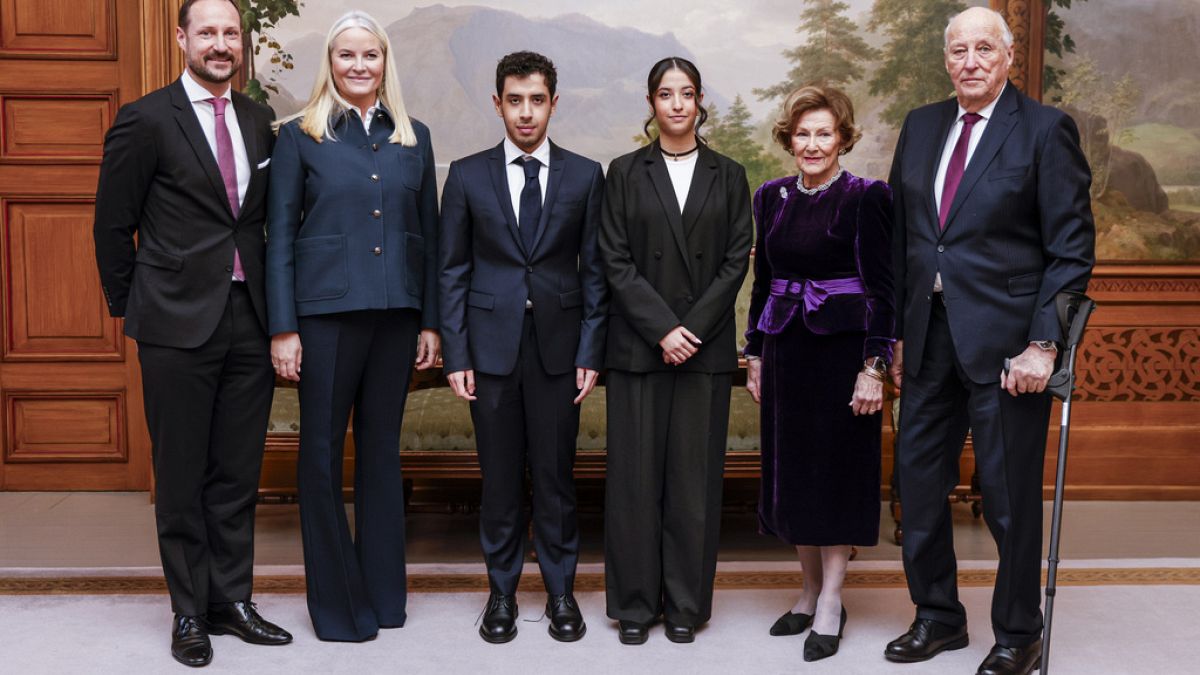 Von links: Norwegens Kronprinz Haakon, Kronprinzessin Mette-Marit, Ali und Kiana Rahmani, Kinder iranischen Aktivistin Narges Mohammadi, Königin Sonja und König Harald