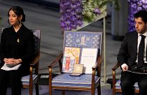 Kiana e o irmão Ali Rahmani ladeiam a cadeira que deveria ser da mãe, Nargel, a Nobel da Paz