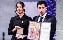 كيانا رحماني وعلي رحماني يقفان مع الجائزة نيابة عن والدتهما خلال حفل جائزة نوبل للسلام لعام 2023 في قاعة مدينة أوسلو في 10 ديسمبر 2023.