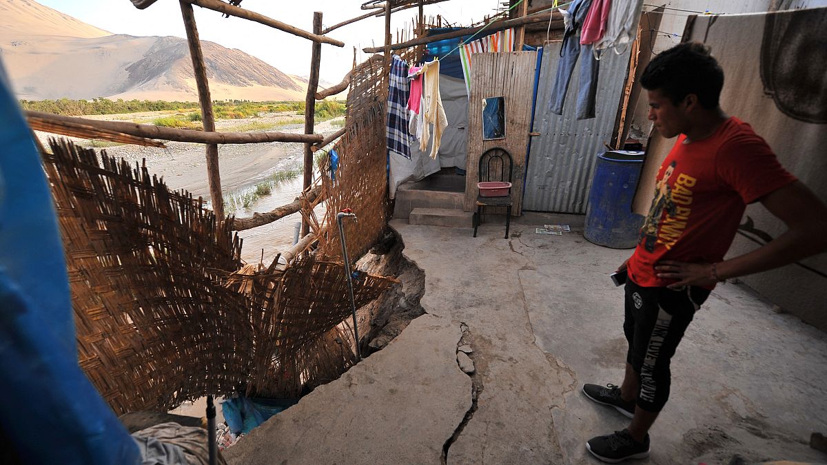 غونزالو هواماني ينظر إلى الأضرار التي لحقت بمنزله بجوار نهر أكاري في بلدة أكاري بمقاطعة أريكويبا في جنوب بيرو في 14 يناير 2018.