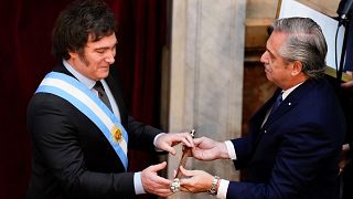 Javier Milei avec le président sortant Alberto Fernandez à Buenos Aires, Argentine, dimanche 10 décembre 2023.
