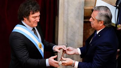 Javier Milei avec le président sortant Alberto Fernandez à Buenos Aires, Argentine, dimanche 10 décembre 2023.