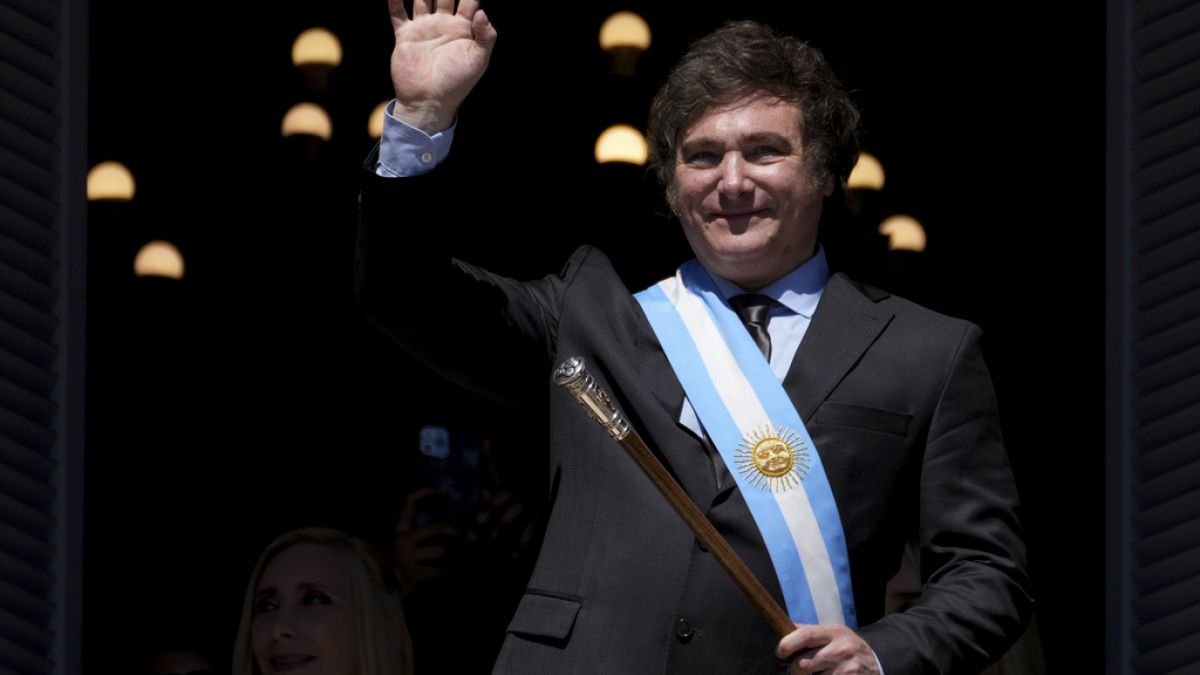 Der neu vereidigte argentinische Präsident Javier Milei winkt seinen Anhängern vom Balkon des Regierungsgebäudes in Buenos Aires, Argentinien, zu.