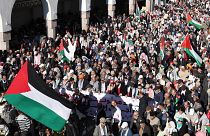 مغاربة يلوحون بالأعلام الفلسطينية خلال احتجاج في الرباط في 10 ديسمبر 2023 تضامنا مع الفلسطينيين وسط القصف الإسرائيلي المستمر على قطاع غزة