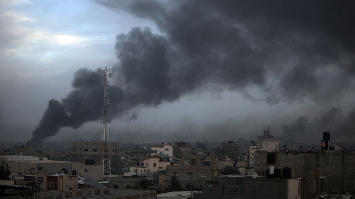 Rauch steigt in der Stadt Chan Junis nach israelischen Angriffen am Sonntag, den 10. Dezember 2023, auf.