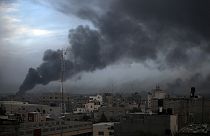 Rauch steigt in der Stadt Chan Junis nach israelischen Angriffen am Sonntag, den 10. Dezember 2023, auf.