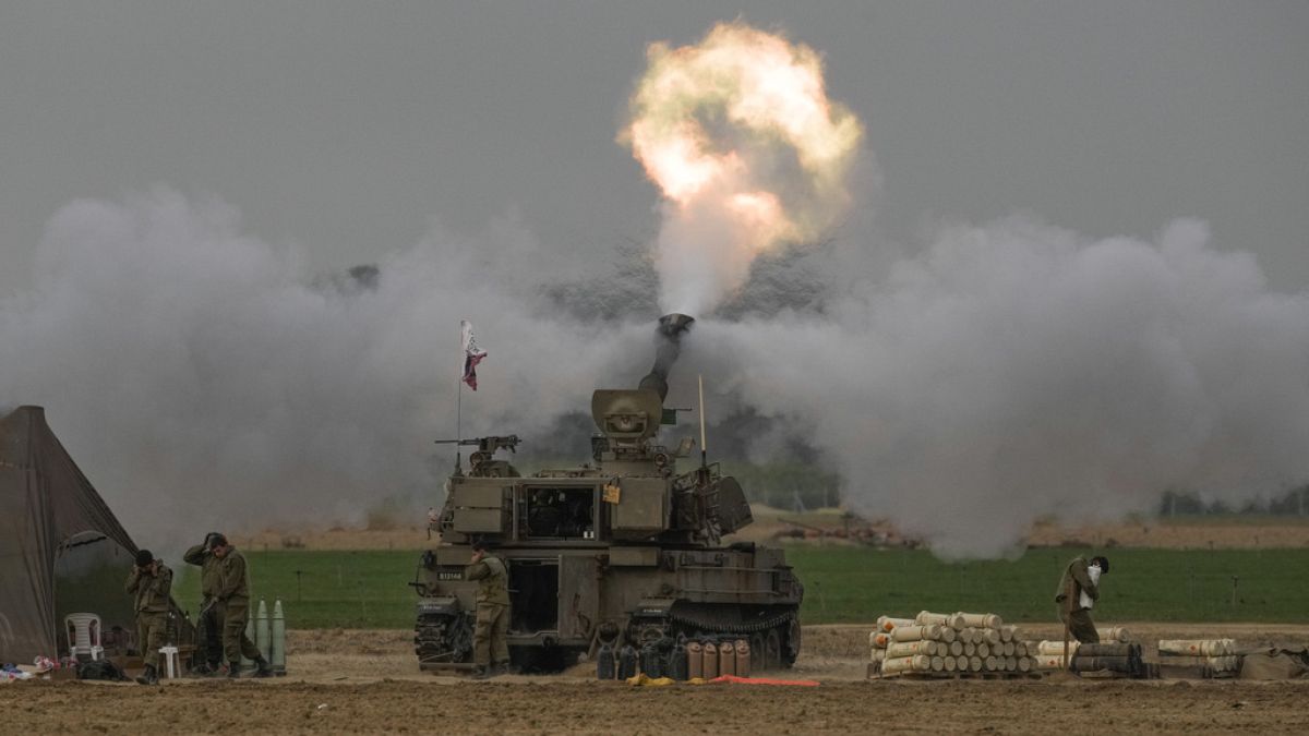 Una unidad móvil de artillería israelí dispara desde el sur de Israel hacia la Franja de Gaza este domingo