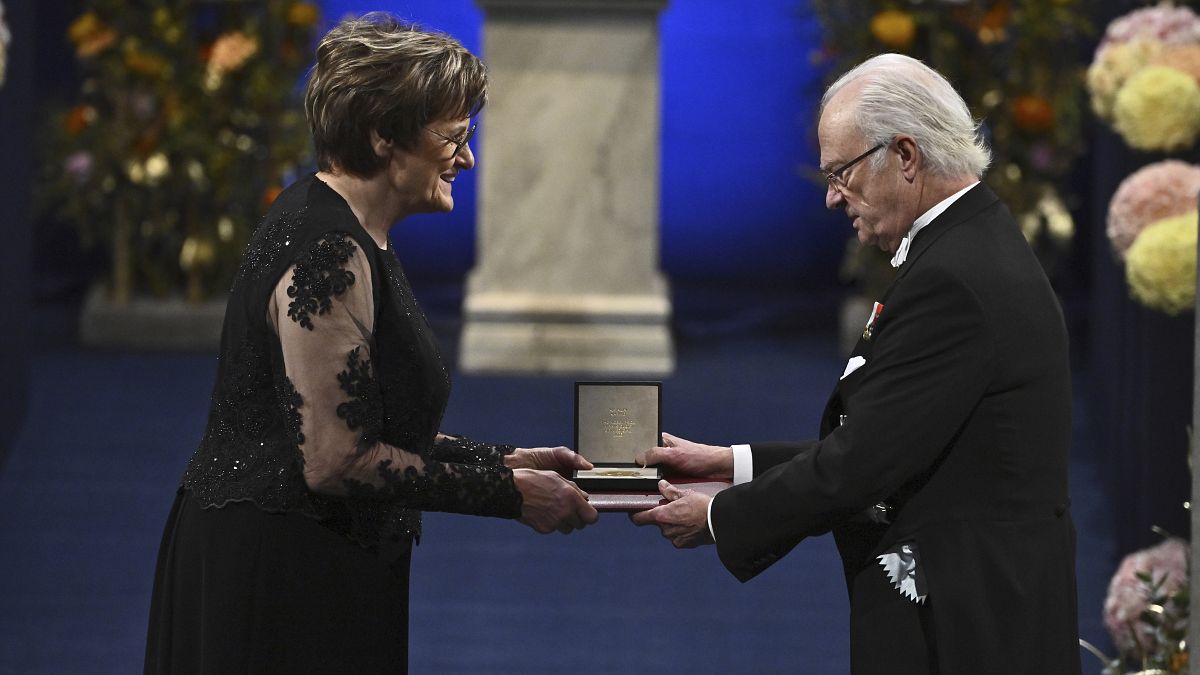 Karikó Katalin átveszi a díjat a svéd királytól