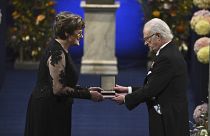 Karikó Katalin átveszi a díjat a svéd királytól