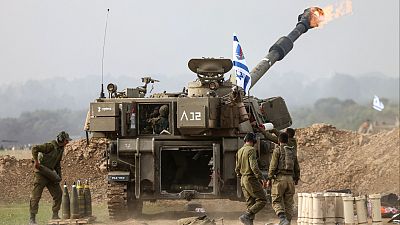 مدفع هاوتزر ذاتية الدفع تابع للجيش الإسرائيلي يطلق قذائف من موقع بالقرب من الحدود مع قطاع غزة في جنوب إسرائيل، 10 ديسمبر 2023