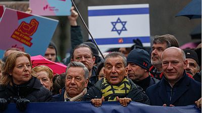 رئيس البوندستاغ (مجلس النواب في البرلمان) بيربل باس، وعمدة برلين كاي فيجنر يشاركان في مسيرة ضد معاداة السامية في 10 ديسمبر 2023 في برلين