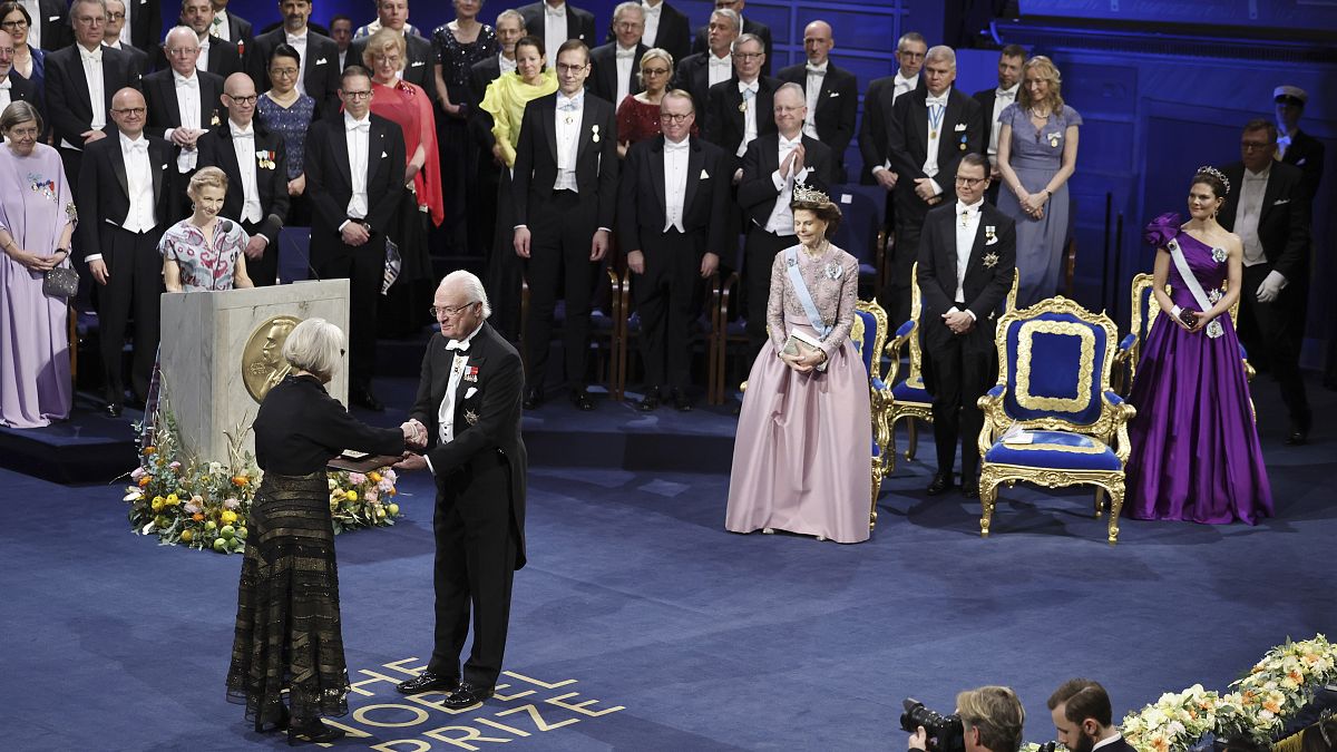 Claudia Goldin riceve il Nobel per le Scienze Economiche 2023 dal Re di Svezia durante la cerimonia di assegnazione presso la Concert Hall di Stoccolma (10 dicembre 2023)
