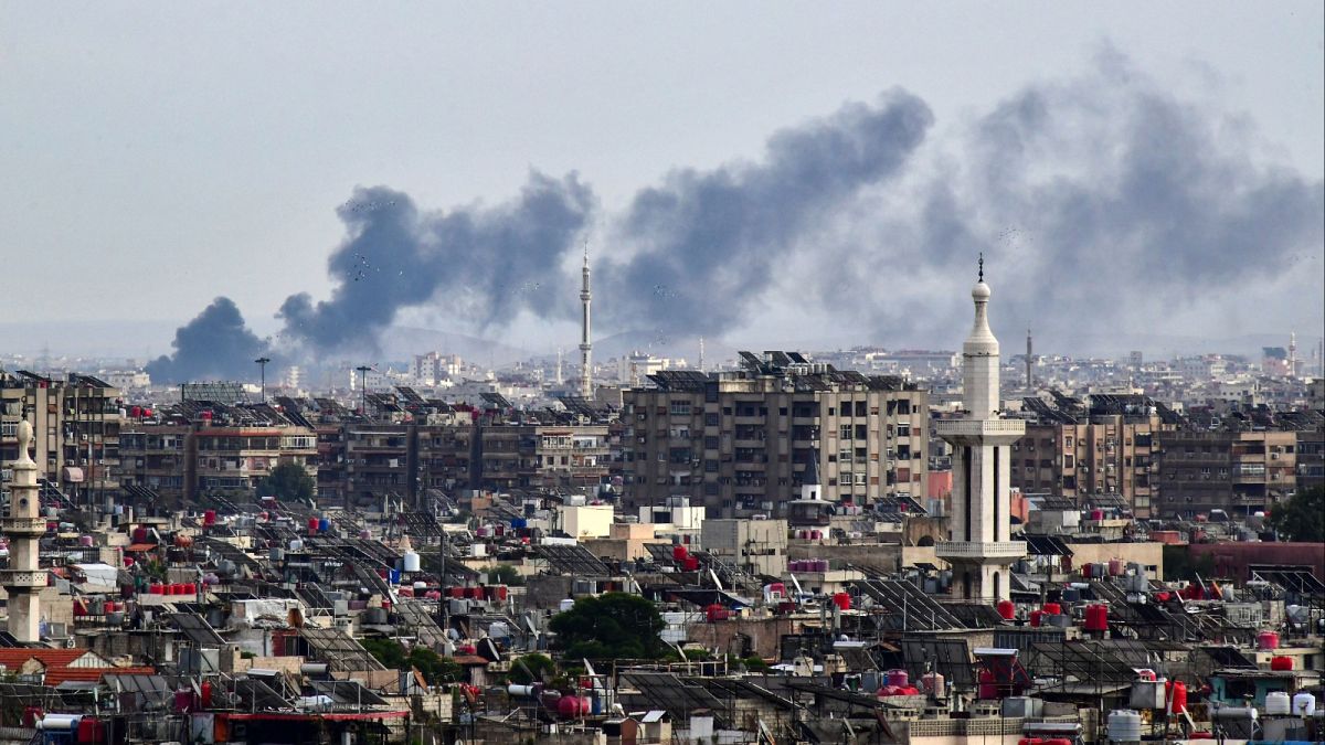 دخان يتصاعد فوق المباني بعد غارة إسرائيلية على مشارف دمشق في 22 نوفمبر 2023.