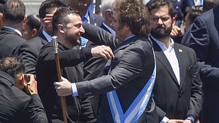 El presidente de Ucrania, Volodímir Zelenski, abraza al recién investido presidente de Argentina, Javier Milei, durante el Congreso en Buenos Aires.