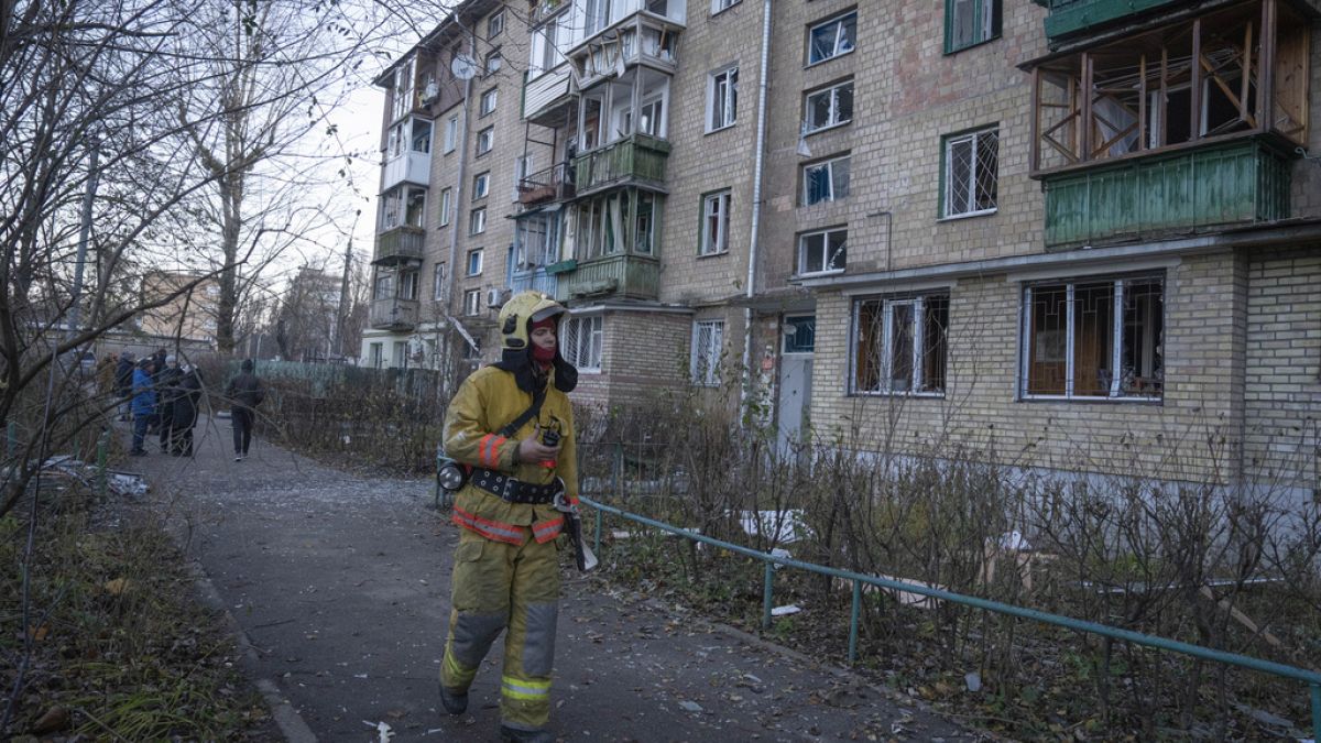 Un vigile del fuoco esamina i danni a un edificio dopo un attacco di droni russi a Kiev, sabato 25 novembre 2023.