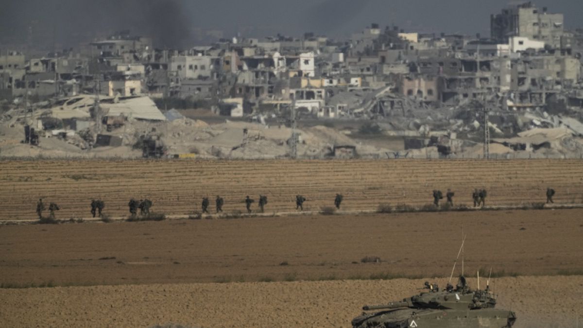 Izraeli csapatok a Gázai övezet határa közelében 2023. december 10-én.