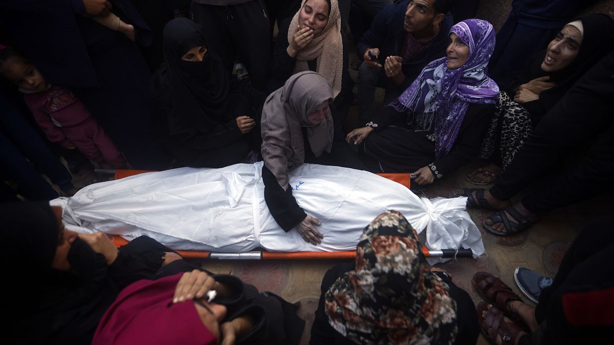 مواطنون فلسطينيون يبكون أحباءهم الذين قتلهم القصف الإسرائيلي على خان يونس في قطاع غزة