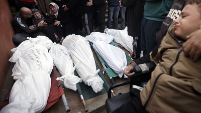فلسطينيون ينعون قتلاهم خارج مستشفى في خانيونس