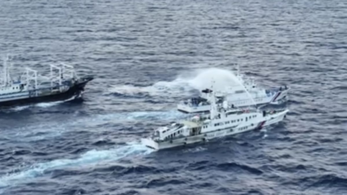 Filipin Sahil Güvenliği tarafından dağıtılan video görüntüsünde, bir Çin Sahil Güvenlik gemisinin, Filipin Sahil Güvenlik gemisine tazyiklisu fışkırttığı görülüyor