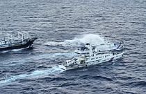Filipin Sahil Güvenliği tarafından dağıtılan video görüntüsünde, bir Çin Sahil Güvenlik gemisinin, Filipin Sahil Güvenlik gemisine tazyiklisu fışkırttığı görülüyor