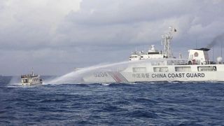 صورة نشرها خفر السواحل الفلبيني، توثق سفينة تابعة لخفر السواحل الصيني تستخدم خراطيم المياه على سفينة تابعة للمكتب الفلبيني لمصايد الأسماك 