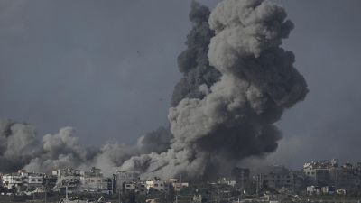 الدخان يتصاعد فوق غزة بعد قصف إسرائيلي مكثف