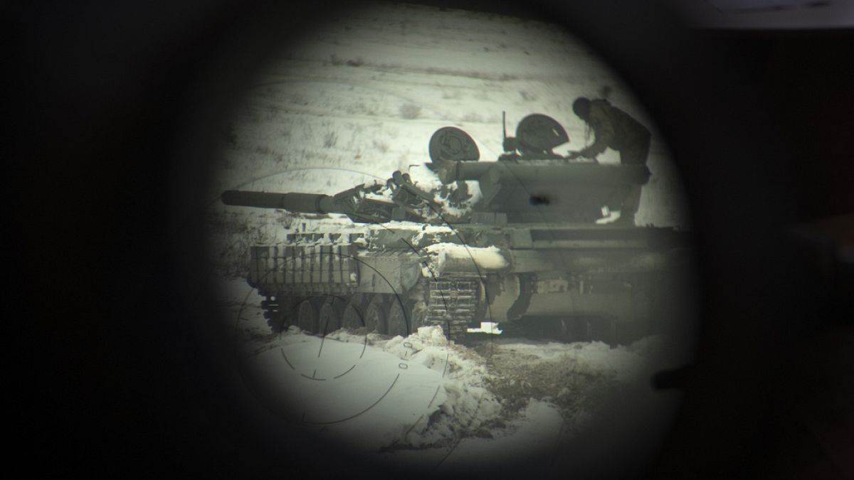 Украинский танк виден в бинокль во время военных учений в Украине, среда, 6 декабря 2023 года.