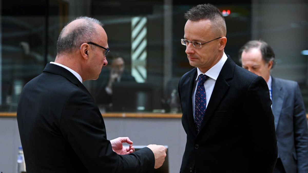 Le ministre hongrois des Affaires étrangères (à droite) Péter Szijjártó