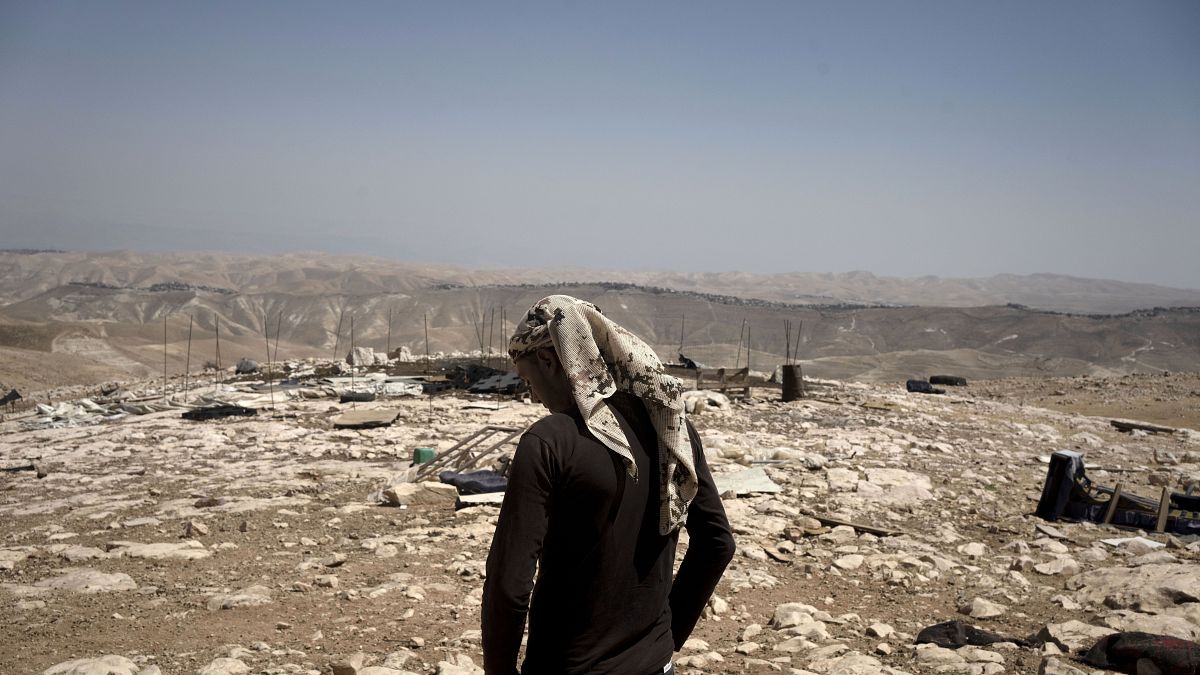 Un Palestinien devant les décombres d'un village en Cisjordanie