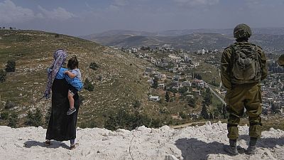 Солдат и дать с ребёнком рядом с еврейским поселением в Израиле