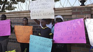 Zimbabwe : l'opposition dénonce "une mascarade" lors des partielles
