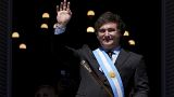 A frissen beiktatott Javier Milei híveinek integet Buenos Airesben