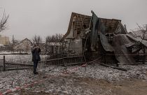 تضرر مبنى بشظايا صاروخ روسي 