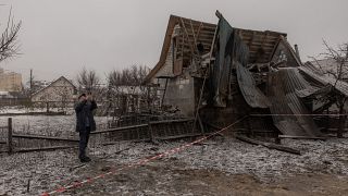 تضرر مبنى بشظايا صاروخ روسي 