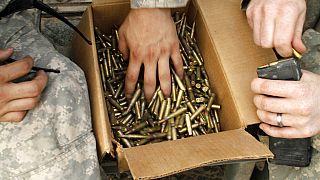 Amerikai katonák lőszert táraznak be