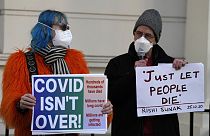 Manifestantes em Londres, no dia em que Rishi Sunak comparece perante a comissão de inquérito às decisões do governo durante a pandemia da Covid-19