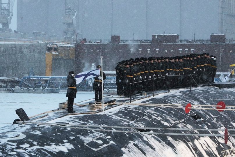 Această imagine distribuită de agenția de stat rusă Sputnik arată noul submarin nuclear Imperor Alexandru al III-lea în timpul unei ceremonii de ridicare a drapelului pe 11 decembrie 2023.