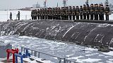 Russische Matrosen stehen an Deck des neu gebauten Atom-U-Boots Krasnojarsk, während der Flaggenhissungszeremonie.