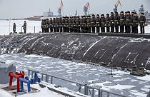 Russische Matrosen stehen an Deck des neu gebauten Atom-U-Boots Krasnojarsk, während der Flaggenhissungszeremonie.
