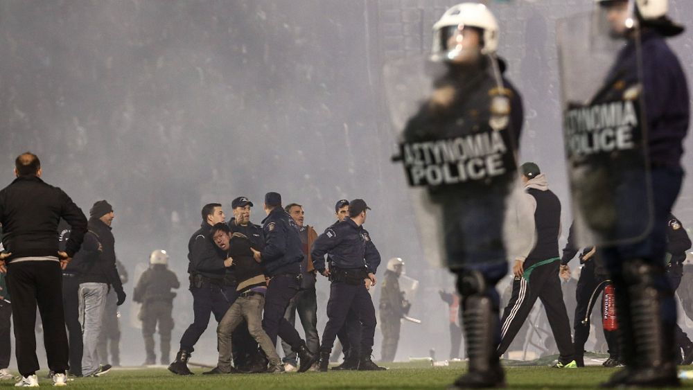 Гърция забранява на всички футболни фенове да участват в игрите на Суперлигата след вълна от „екстремно насилие“