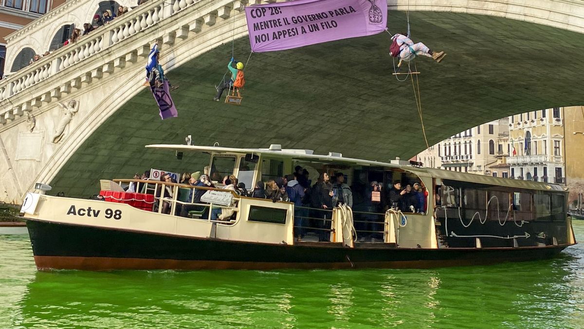 Az  Extinction Rebellion aktivistái a híres Rialto hídon